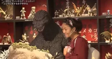 Adolescente japonesa cumple sueño de besar a Godzilla: la historia de amor más monstruosa